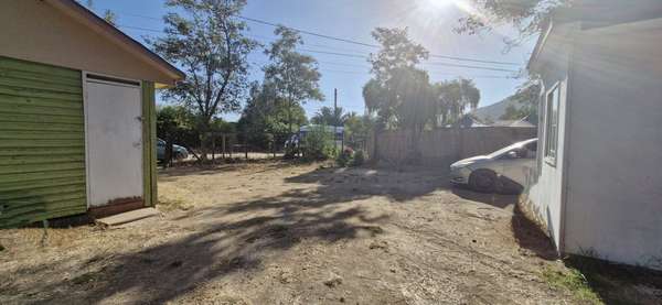 En venta de sitio de 1.300 m2., con 2 casas y una cabaña, en Olmué. 100 M$