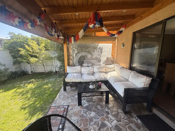 Acogedora Casa en Altos de la Arboleda / Peñalolén