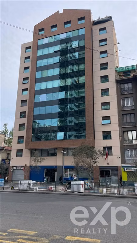 VENTA Oficina lado metro Santa Lucia planta libre impecable