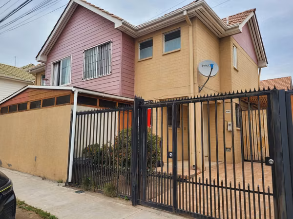 Hermosa casa de dos pisos en Altos del Raco 7