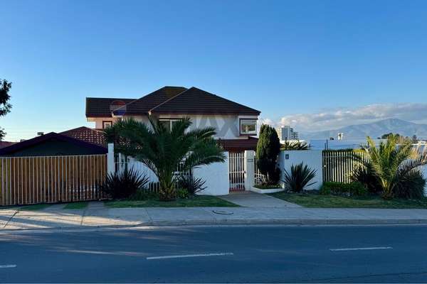 Exclusiva casa con vista, blanca estela, concón