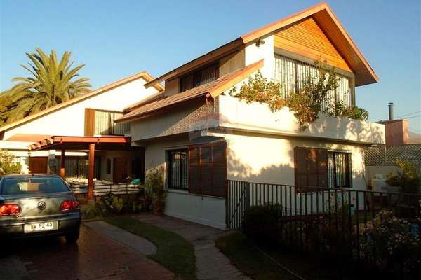 Casa 2 pisos buen terreno 7d 6b quincho piscina