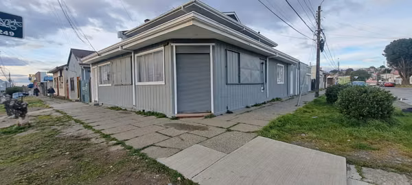 ARRIENDO CENTRICA CASA ESQUINA CON AMPLIOS ESPACIOS