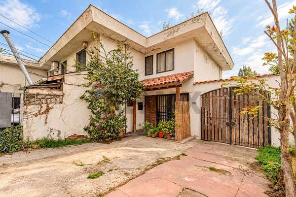 Venta casa 3 dormitorios 1 baño la reina