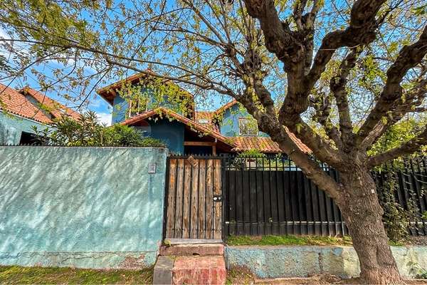 Casa esquina 7d/4b con piscina, las condes