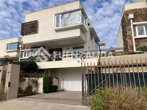 Casa venta 2 pisos 4D/3B. Lomas de Montemar, Concón