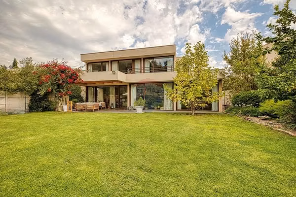 Casa con patio, piscina y quincho, la reina