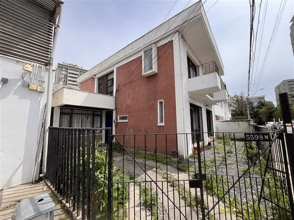 Casa de dos pisos en venta en Ñuñoa