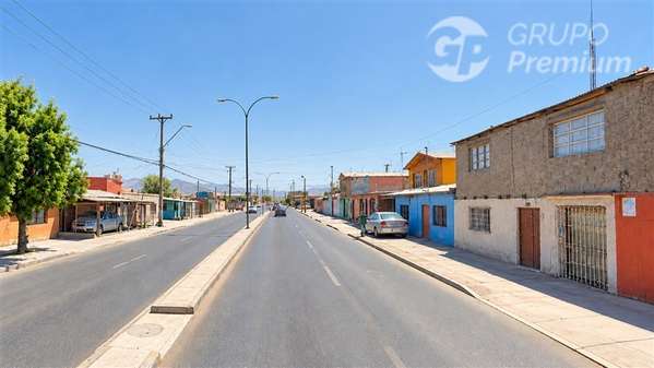 CASA EN VENTA - 2 PISOS- AV. GRECIA, CALAMA - 300 m2 TERRENO