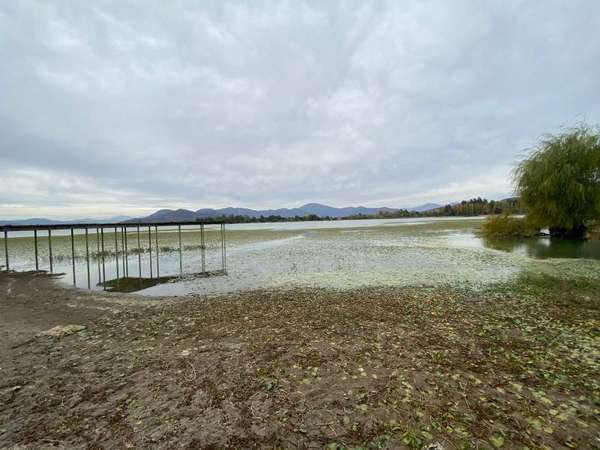 SE VENDE TERRENO con CASA LAGO RAPEL 8400MTRS reconstruir