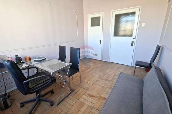 Oficina muy central con privado y recepcion