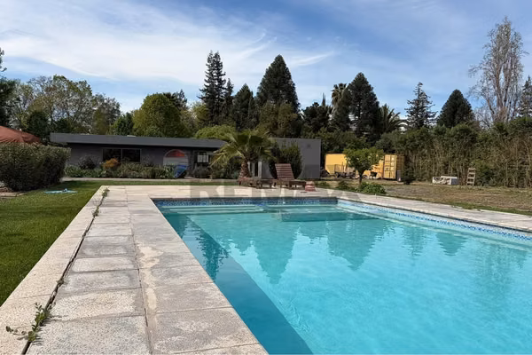 Gran casa con jardín y espacios recreativos