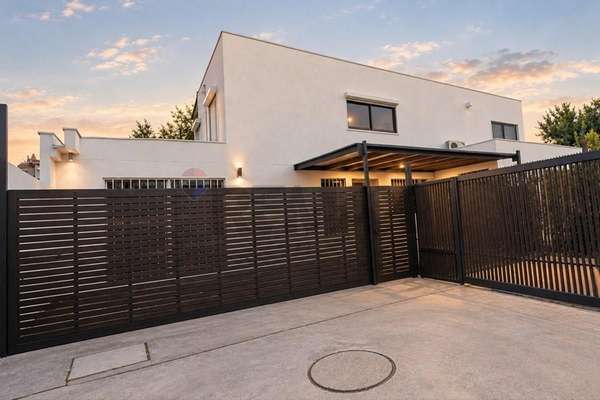 Casa remodelada en pasaje cerrado