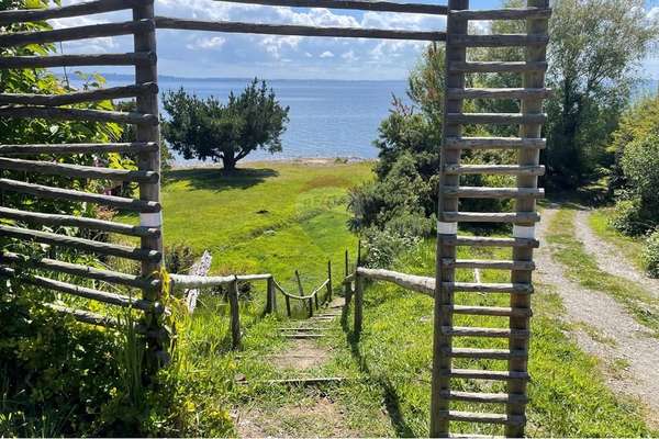 Maravillosa parcela con vista y bajada al lago