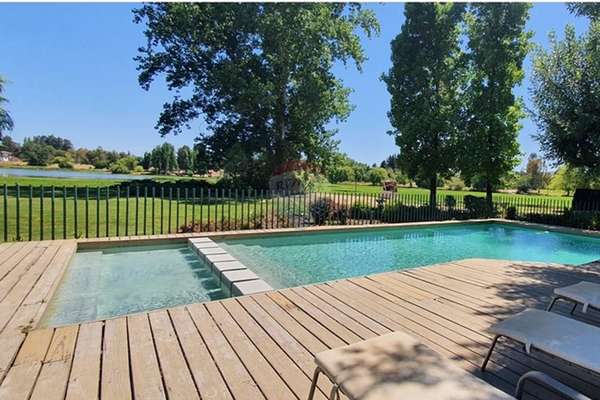 Orilla lago!! lindo jardín piscina quincho 8850 m2