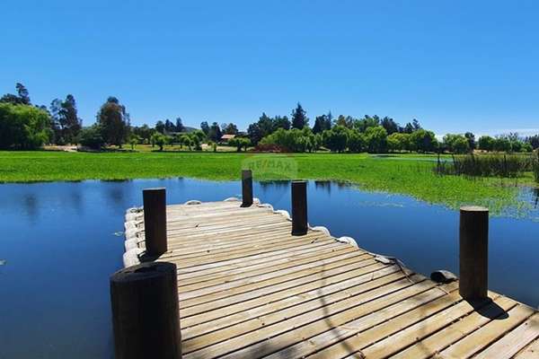 Linda parcela orilla lago, piscina, quincho y más!
