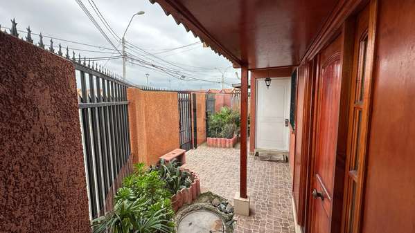 Amplia Casa en Venta de 4h/3b en Excelente Sector Cielos del Valle