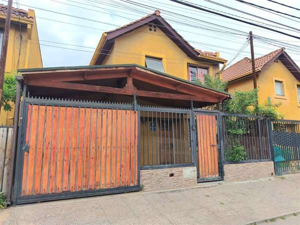 AMPLIA CASA DE DOS PISOS EN SECTOR RESIDENCIAL DE MAIPU