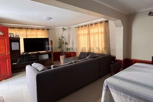 Casa de 3 pisos para empresa