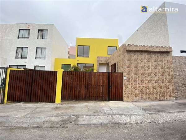 Casa en arriendo de 3 dorm. en Iquique