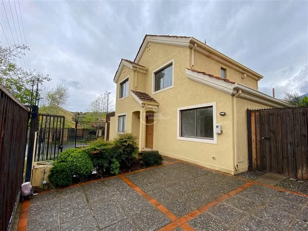 Casa en arriendo de 4 dorm. Huiganal Pie Andino La Dehesa