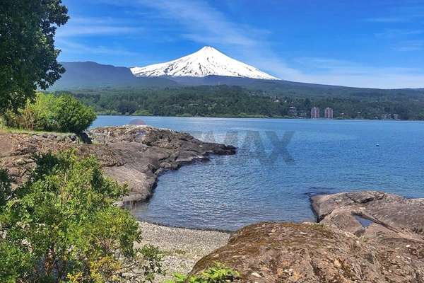 Terreno con vista cordillera y a orilla lago pucon