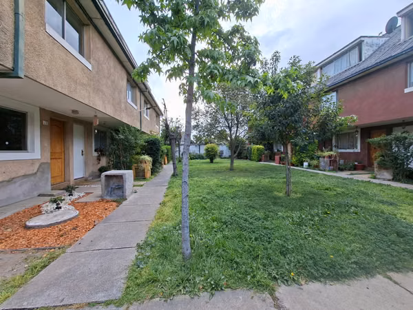 AMR PROPIEDADES VENDE CASA EN CONDOMINIO PRIVADO COMUNA EL BOSQUE 3D-2B