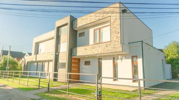 CASA 2 PISOS 4D 4B 3E  CONDOMINIO EN PINGUERAL