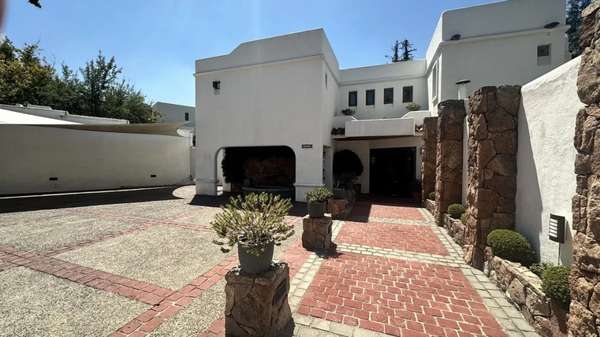 Impecable Casa con Piscina en Las Condes