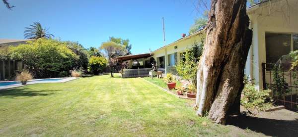 En venta, casa en Quillota, paradero 8, con 244 m2., sitio de 1.400 m2. 350 M$