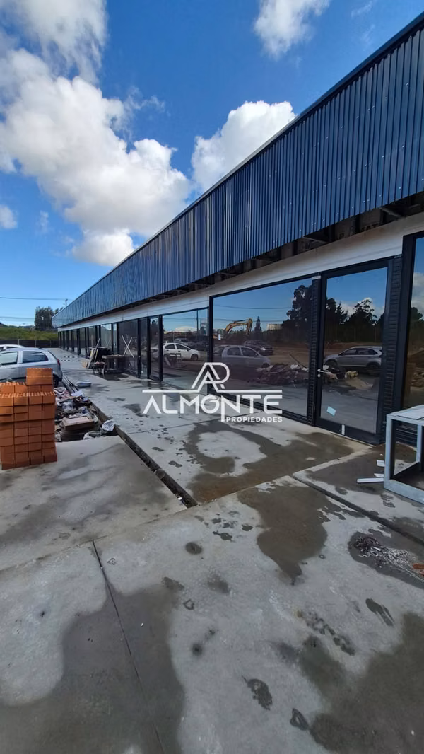 ARRIENDO LOCALES  NUEVO  STRIP CENTER LOMAS SAN SEBASTIAN