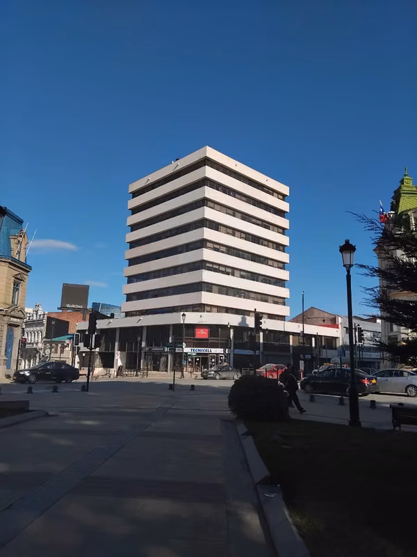 CÉNTRICA OFICINA EN ARRIENDO CON HERMOSA VISTA A LA COSTANERA