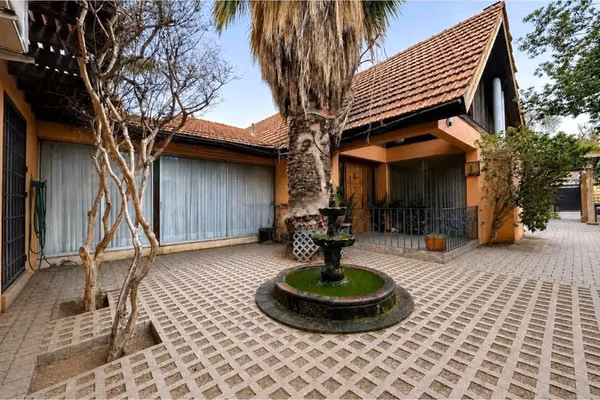 Amplia Casa 6d | 5b Con Piscina En Las Condes