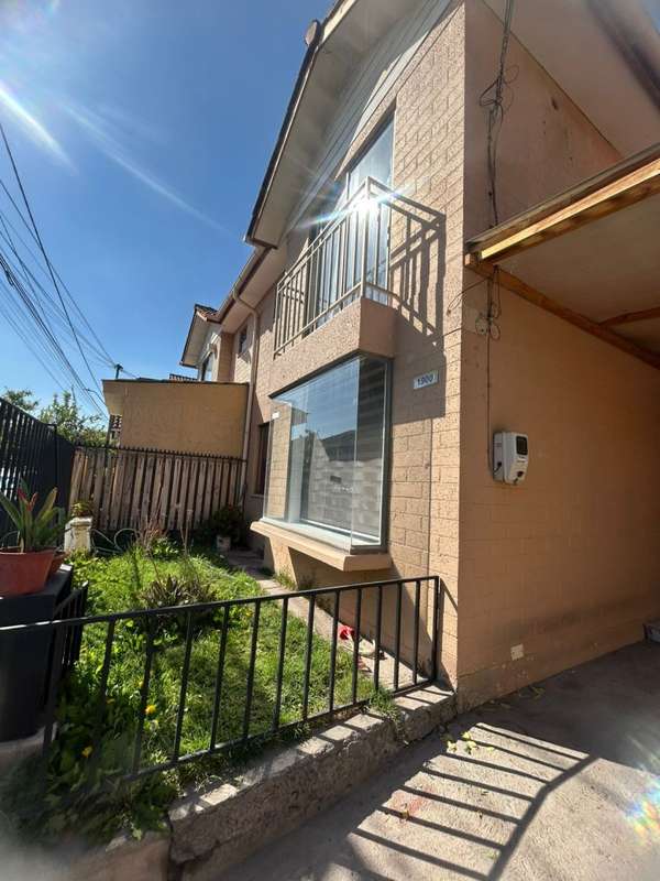 SE VENDE HERMOSA Y AMPLIA CASA DE 2 PISOS