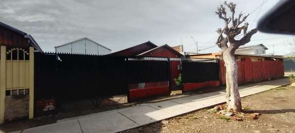 CASA SOLIDA CON AMPLIO PATIO.