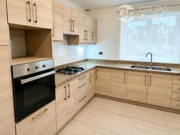 Casa de 3 Pisos en Exclusivo Sector Residencial