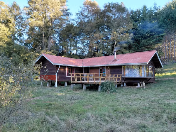 VENTA PC. DE 5.000 M2, CON CASA UNOS 90 m2. PICHIHUAPE, CAYUMAPU, A 15 MIN DE VALDIVIA