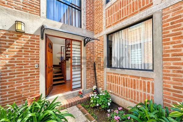 ¡casa con encanto, patio privado y quincho!