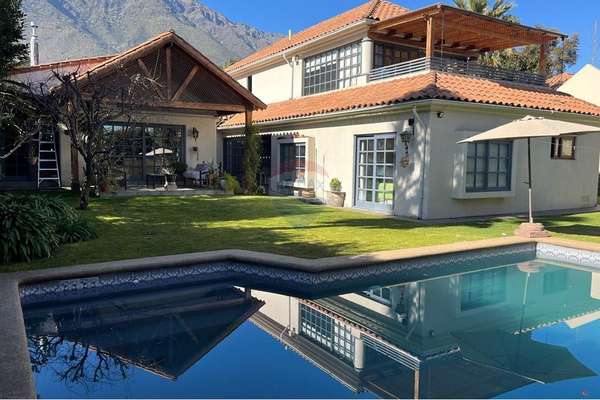 Amplia casa familiar en condominio – la reina alta