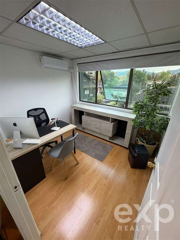 Oficina en arriendo, iluminada y con excelente conectividad