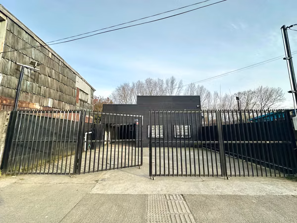 OFICINAS Y BODEGA CON AMPLIO ESTACIONAMIENTO EN VALDIVIA