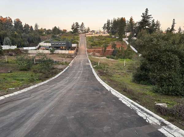 HERMOSO TERRENO EN CONDOMINIO, SECTOR LOS PINOS, MONJAS FRAN