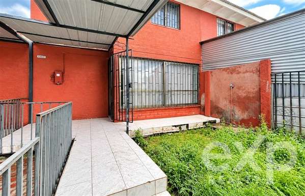 Casa con jardín y estacionamiento en Puente Alto