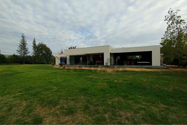 Casa estilo mediterraneo en olivar