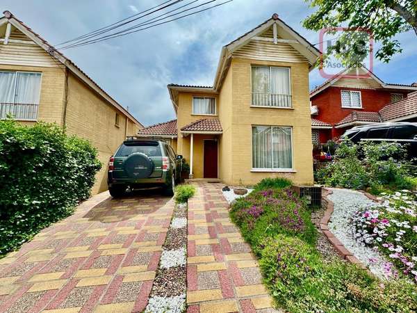 Amplica Casa 4D+3B+1E - Condominio Privado