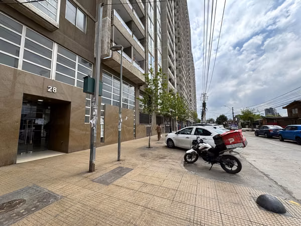 Sta. Petronila 28, con Av. Ecuador, Metro Las Rejas