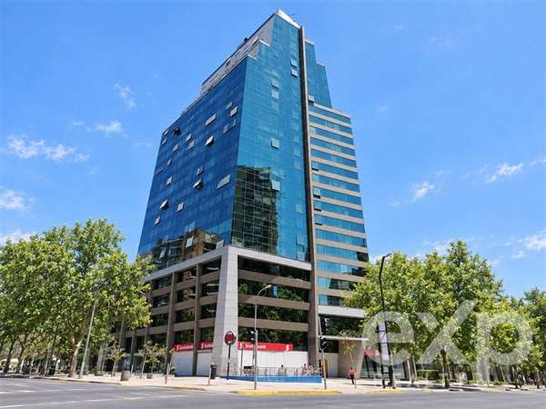 Luminosa Oficina de 22 m2 con Estacionamiento y Bodega