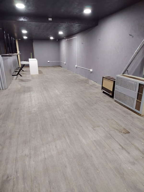 Espacio amplio CENTRAL, 150 metros cuadrados. Dispone de un baño y oficina.