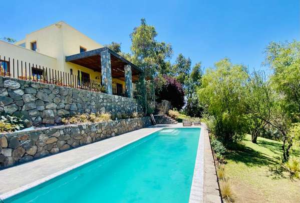 VENTA CASA MEDITERRÁNEA EN CERRO SANTA ISABEL · VISTA CORD. · A 3 MIN. DE PIEDRA ROJA / 4D + SERVICIO · 6.800 M² TERRENO · ESTILO CAMPESTRE: UF 19.500