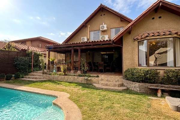 Casa con piscina en condominio huechuraba
